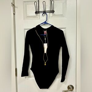 NEVER WORN NWT Lilly Pulitzer women’s rashguard swimsuit in black, size 8